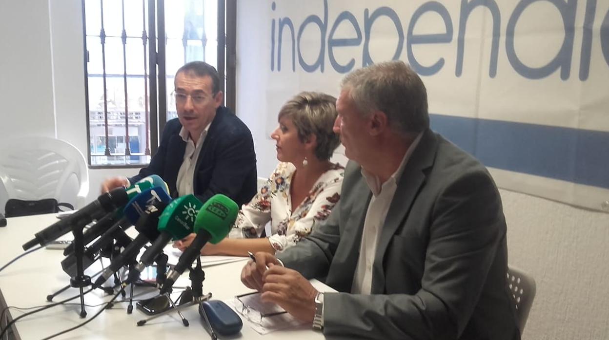 Representantes de la coalición de grupos independientes de Huelva, en la presentación de la candidatura a las elecciones en Andalucía