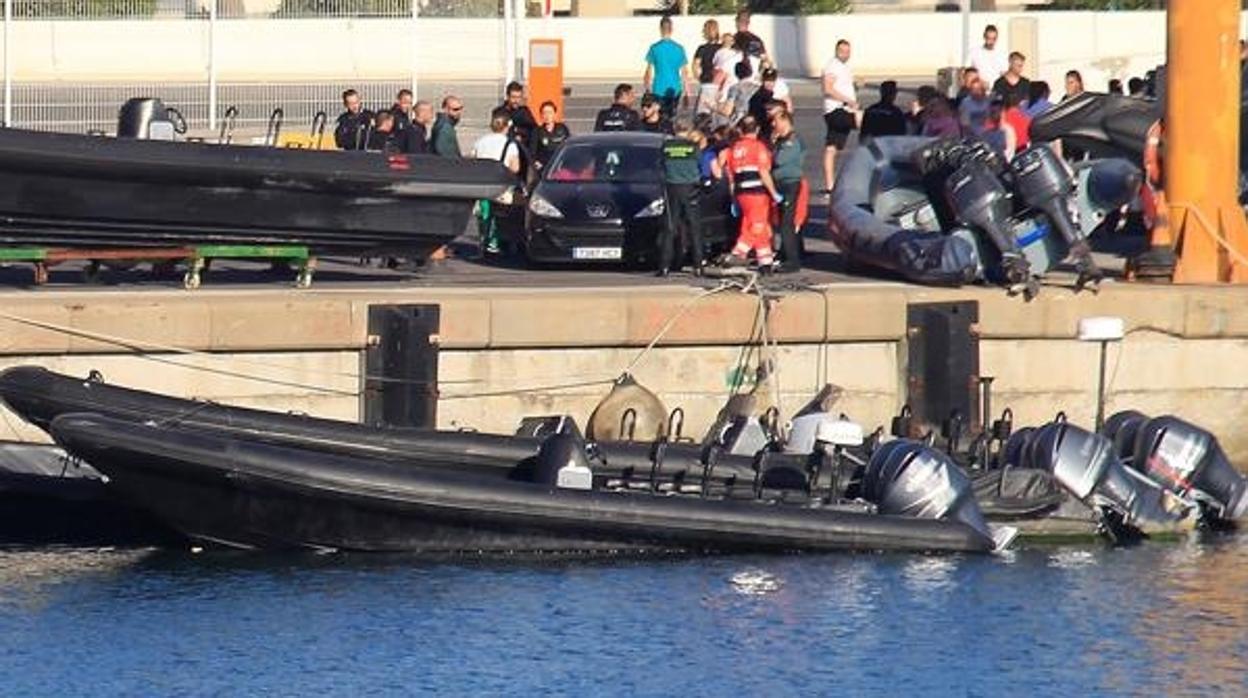 Imagen de la embarcación que arrolló al pequeño Manuel, una vez trasladada al puerto de Algeciras.