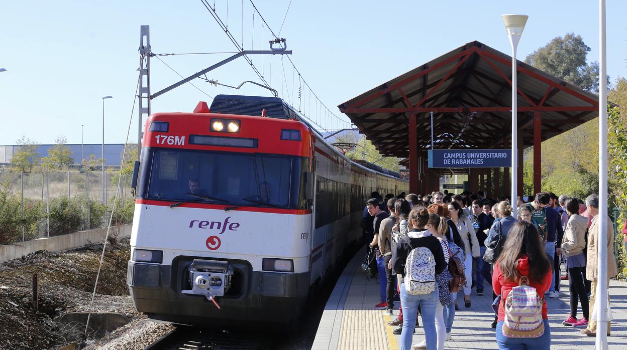 Estudiantes en la estación de tren de Rabanales