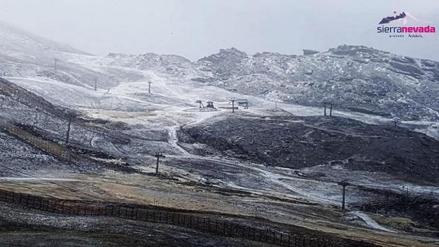 Sierra Nevada se cubre del primer manto blanco de la temporada