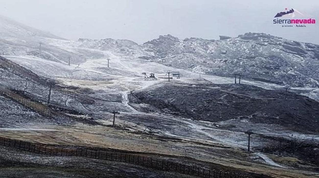 Vista de la estación de esquí de Sierra Nevada, cubierta de un primer manto blanco.
