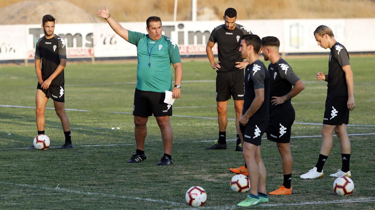 José Ramón Sandoval ofrece directrices a los suyos en un entrenamiento