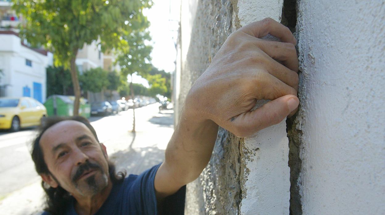 Uno de los vecinos afectados muestra una gran grieta en la fachada de su casa