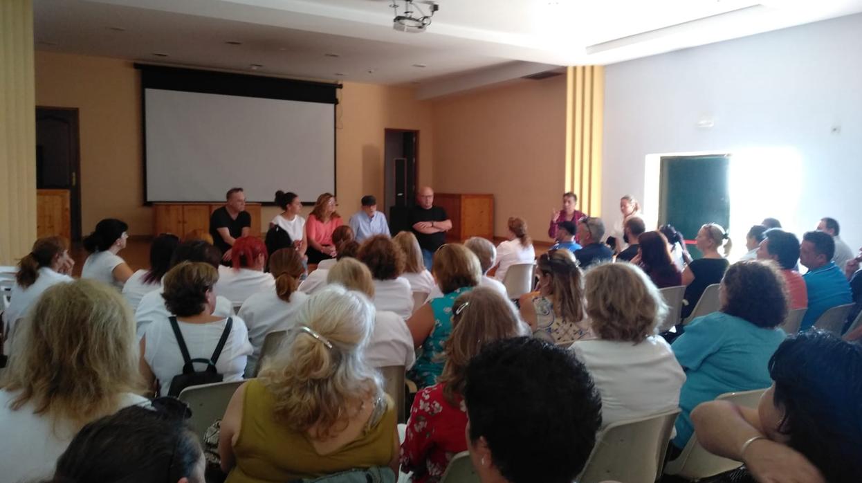 Imagen de la asamblea de trabajadores de Tiempo Libre de La Línea celebrada este viernes.