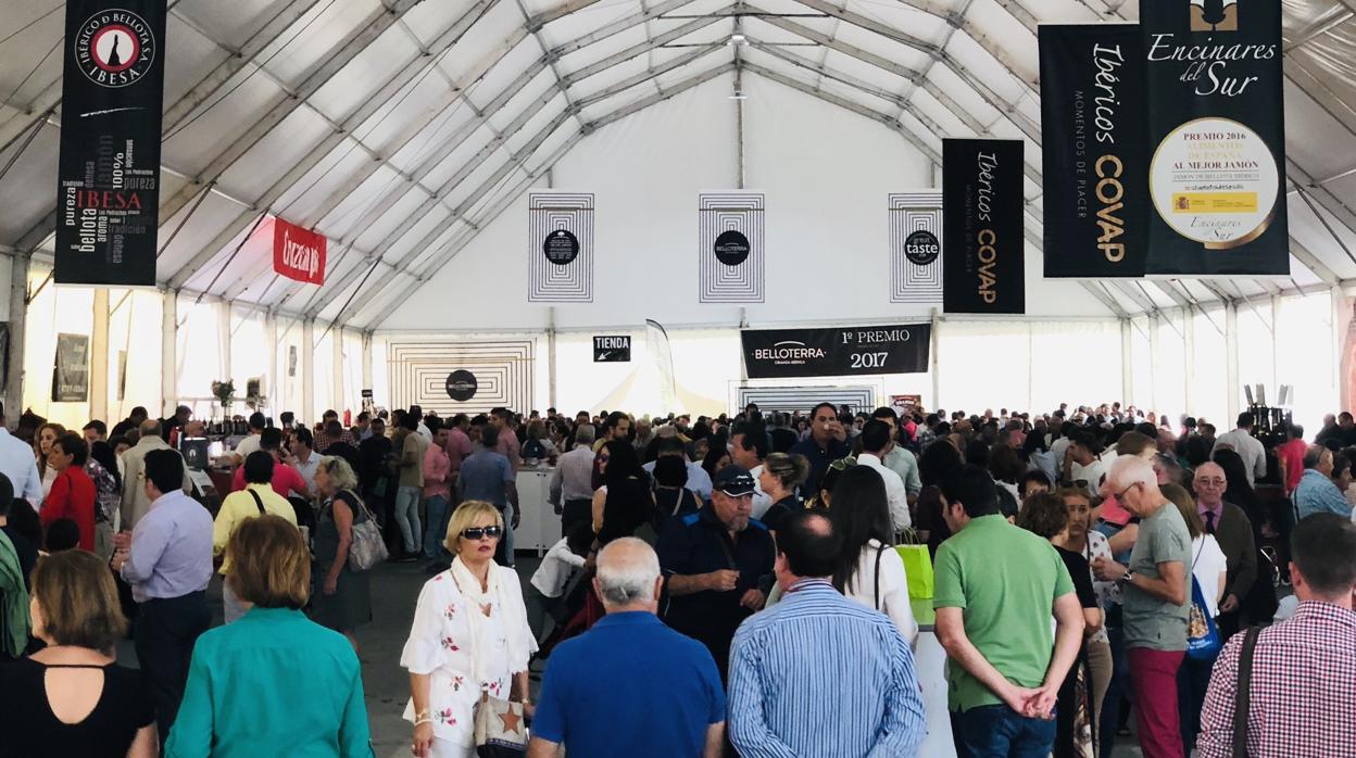 Público en la degustación popular de la Feria del Jamón de Villanueva de Córdoba