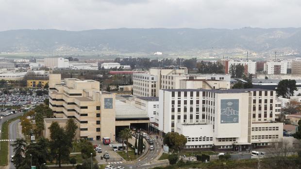 La mujer tratada por un naturista pasa a planta en el hospital Reina Sofía de Córdoba