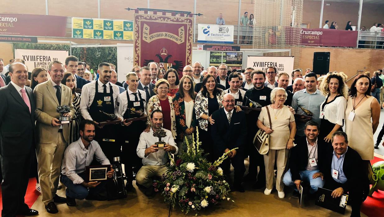 Foto de familia de los galardonados en la Feria del Jamón de Villanueva de Córdoba