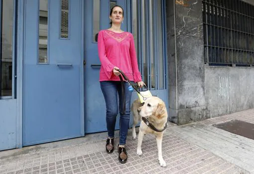 Ana Olmedo, con su perra Hannah, saliendo de su oficina de trabajo