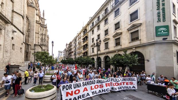 La segunda «rebelión de las batas blancas» de los sanitarios de Andalucía le estalla a Susana Díaz en plena precampaña