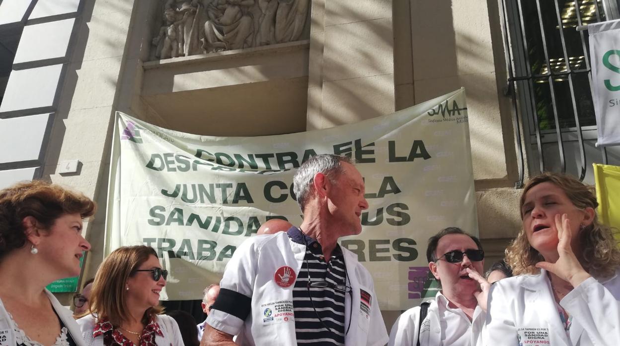 Médicos, en la concentración de este lunes ante la Delegación de Salud en Málaga