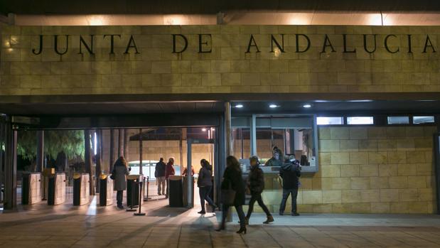 La Junta de Andalucía nombra funcionarios a 5 opositores 10 años después del examen por la anulación de una pregunta