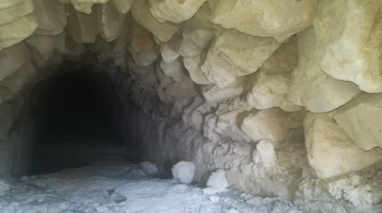 Interior del acueducto encontrado en la Sierra de Baena
