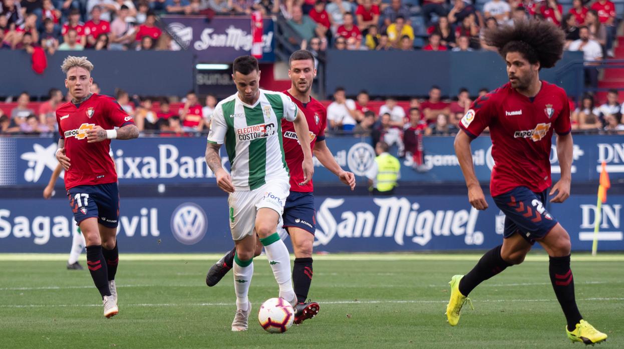 El cordobesista Jaime Romero conduce el balón ante Aridane el sábado en El Sadar