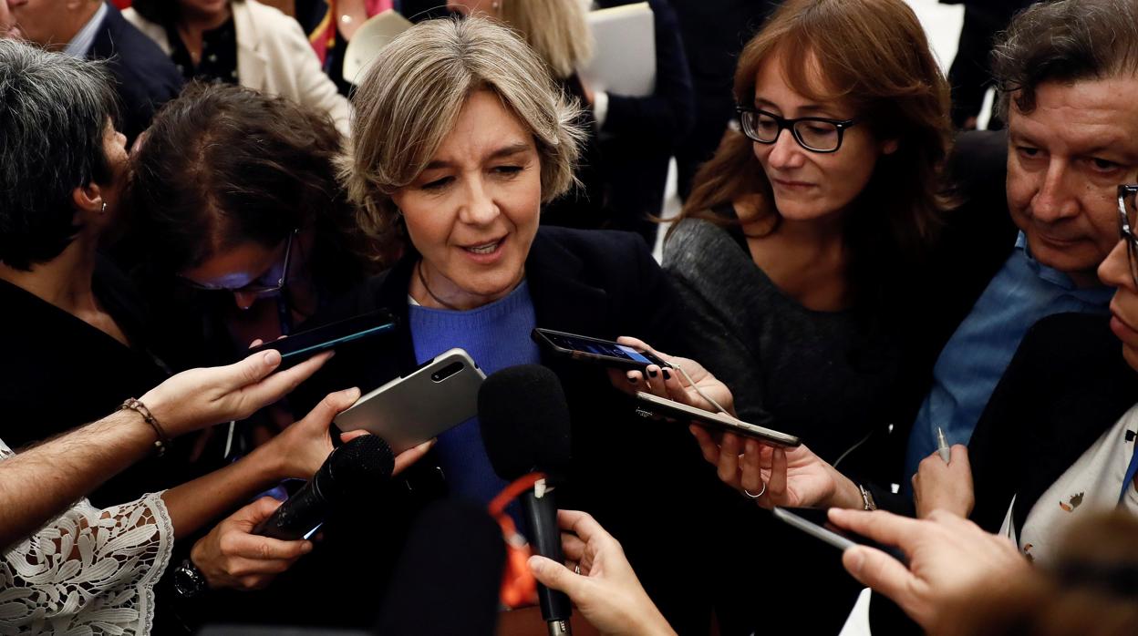 La diputada del PP Isabel García Tejerina atiende a los medios hoy en los pasillos del Congreso