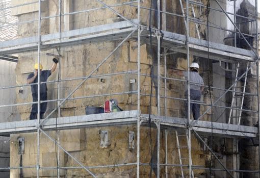 Operarios trabajan en la limpieza y recuperación de la torre alminar de San Juan de Córdoba