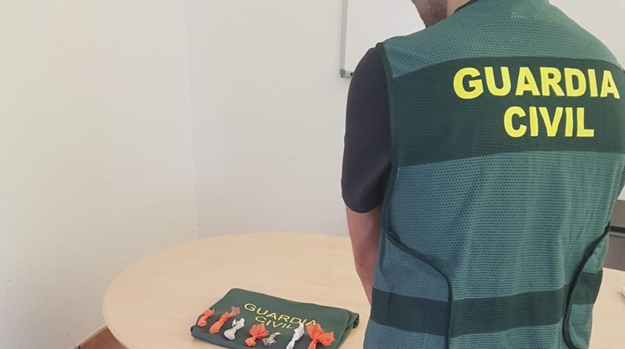 La Guardia Civil se ha incautado de la droga que tenía en su poder el detenido