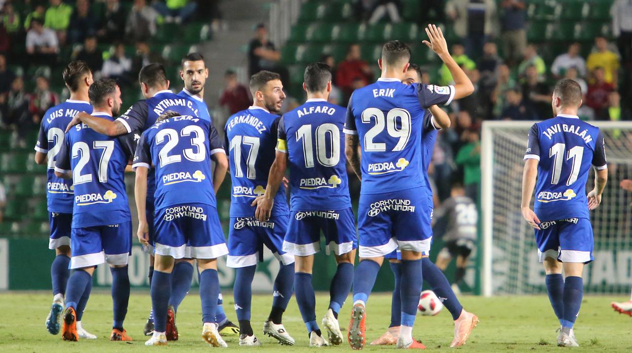 Los jugadores del Córdoba CF celebran la clasificación ante el Elche en la Copa del Rey