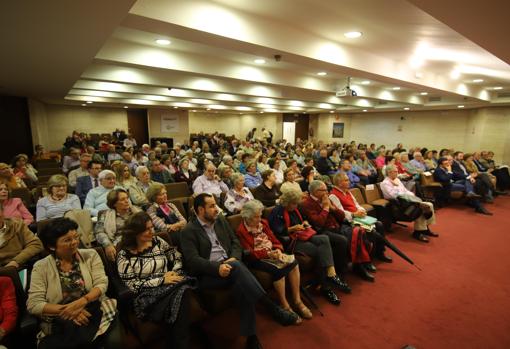 La Sala Gran Capitán de Cajasur, llena en la presentación del libro