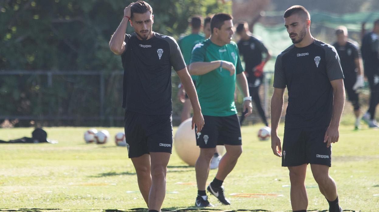 El central del Córdoba CF Luis Muñoz se toca el pelo