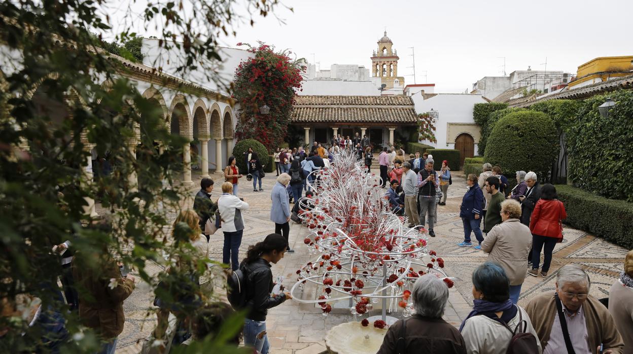 Público en la instalación floral del Palacio de Viana