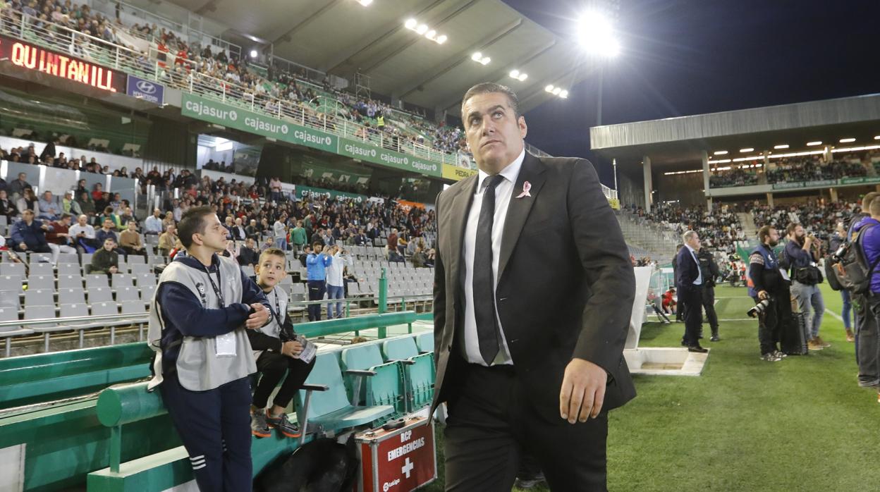 José Ramón Sandoval en la banda del estadio El Arcángel para el duelo contra el Deportivo