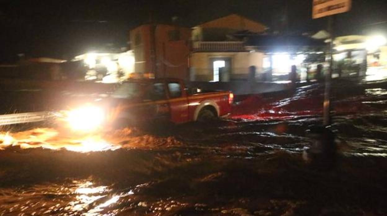 Operarios de bomberos trabajando durante las inundaciones de Campillos, en Málaga
