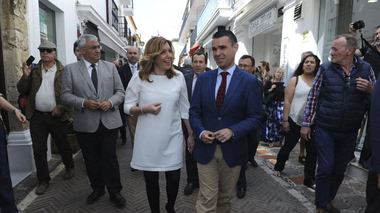 El socialista José Bernal, con Susana Díaz paseando por Marbella cuando fue alcalde de la localidad