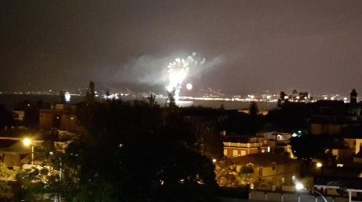 El «Marella Spirit» en el momento de los fuegos artificiales en Málaga