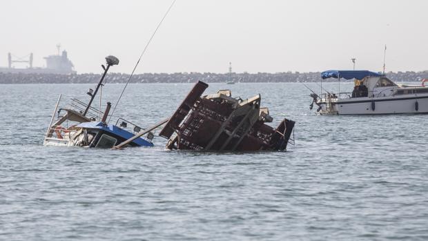 Se hunde un pesquero tras colisionar con otro en aguas de Huelva, frente a las costas de Mazagón