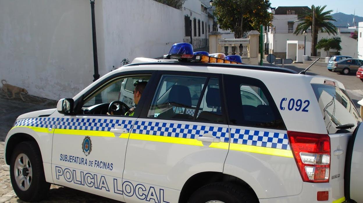 Imagen de un vehículo de la Policía Local de la pedanía tarifeña de Facinas.