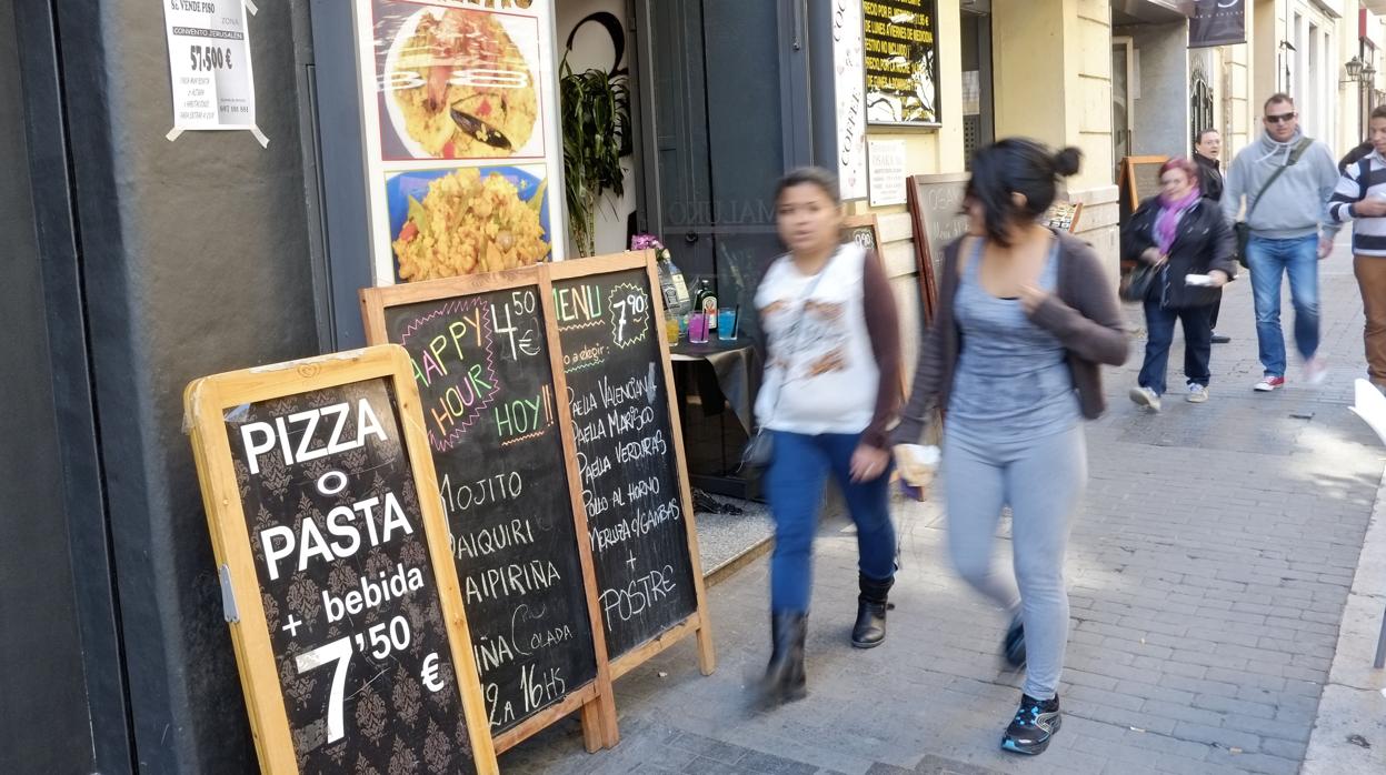 Restaurantes que ofrecen el menú en pizarras en la calle