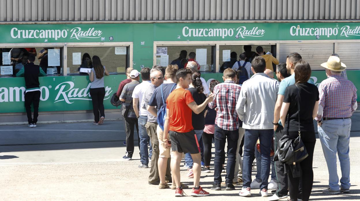 Aficonados del Córdoba CF compran sus entradas en las taquillas de El Arcángel