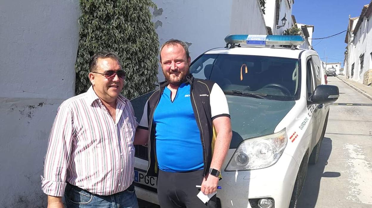 John Dan, aún con el maillot de ciclista, a su llegada a Jimena de la Frontera.