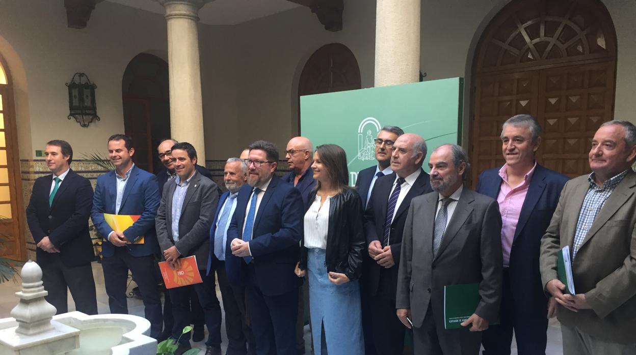 Rodrigo Sánchez, en el centro, tras la reunión con el sector del aceite de oliva