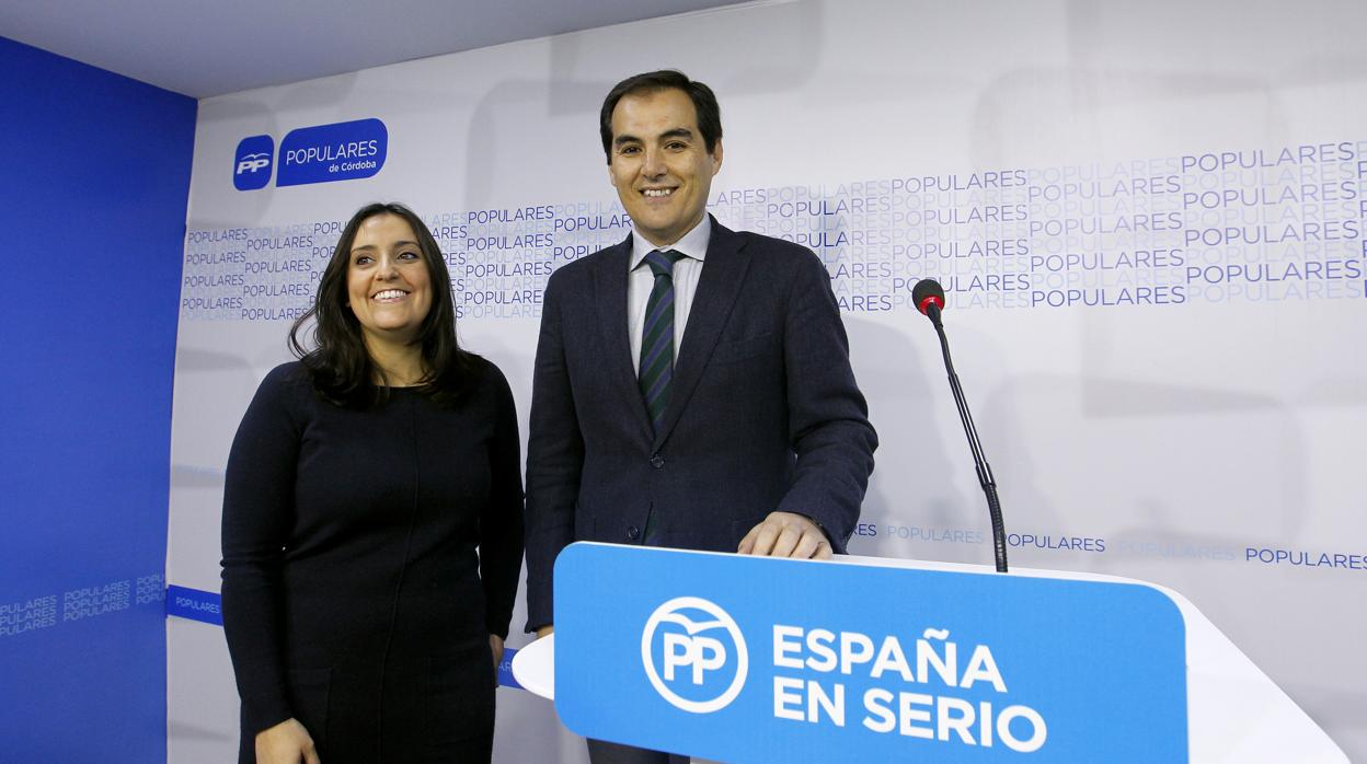 Beatriz Jurado junto a José Antonio Nieto en la sede del PP de Córdoba