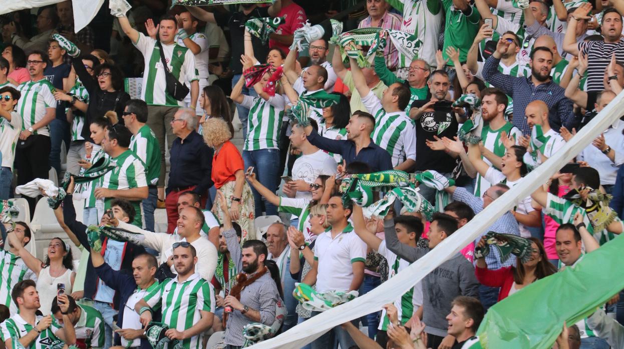 La afición del Córdoba CF anima al equipo blanquiverde