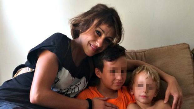 Juana Rivas entrega a sus hijos en una comisaría de Italia para que Francesco Arcuri los recoja