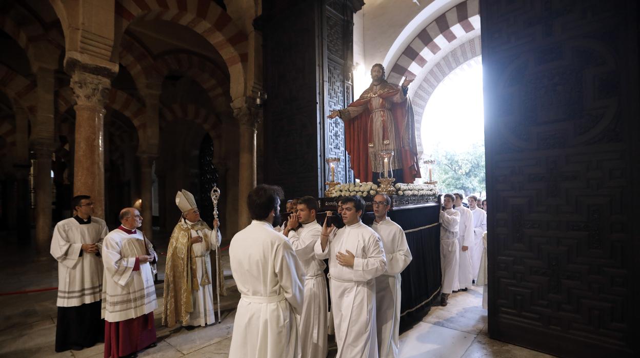 La imagen del Sagrado Corazon de Jesús Sumo y Eterno Sacerdote a su llegada a la Mezquita-Catedral