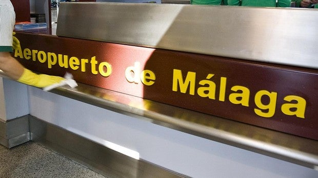 Agrede a su bebé y carga contra los vigilantes del aeropuerto con unas tijeras en Málaga