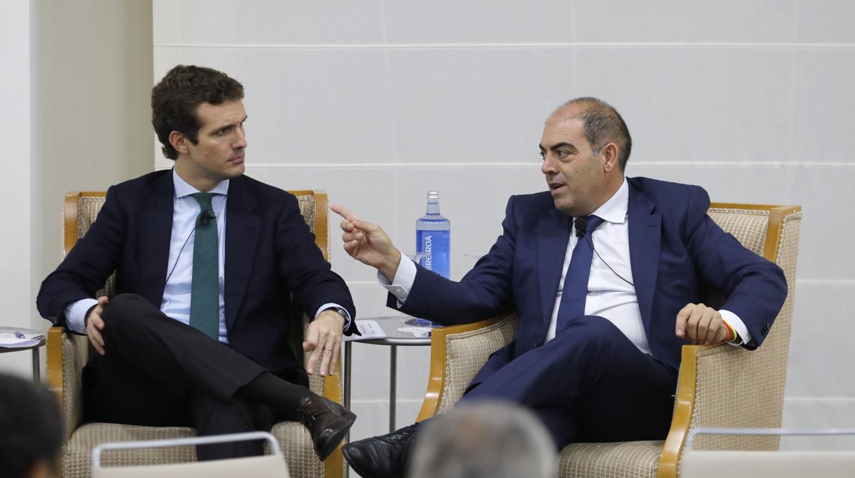 Pablo Casado junto a Lorenzo Amor en el hotel NH Guadalquivir de Córdoba