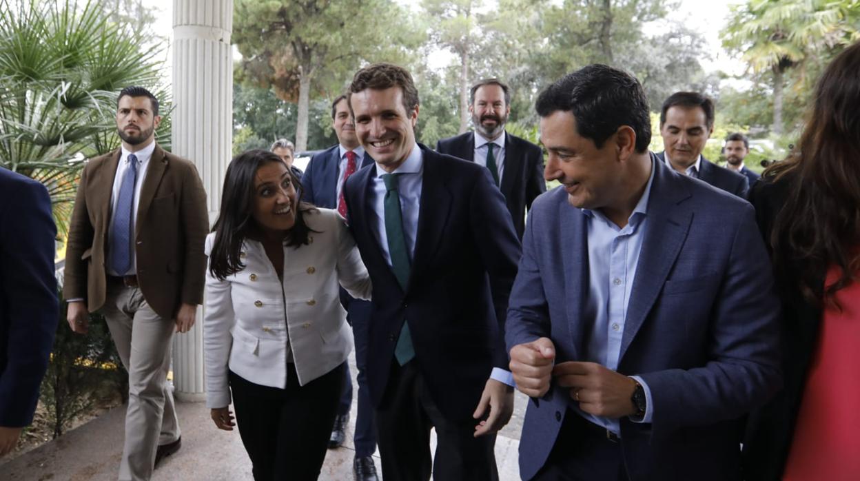 El presidente nacional del PP entre Beatriz Jurado y Juanma Moreno