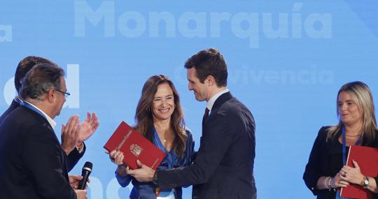 Pablo Casado entrega un ejemplar de la Constitución a Teresa Jiménez Becerril