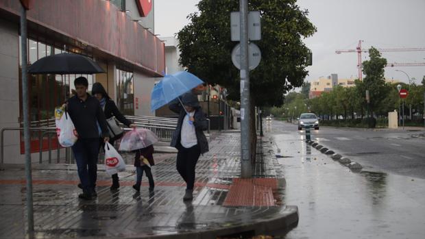 Una fuerte tromba de agua anega casas y plazas en sólo unos minutos en la capital cordobesa