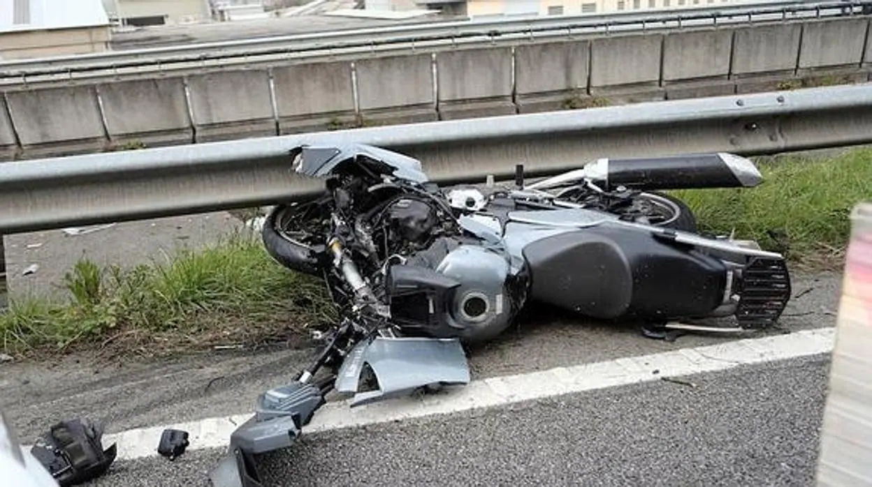 Imagen de archivo de una moto accidentada