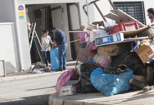 En casa de Carmen Torres tiran todo lo dañado por la inundación