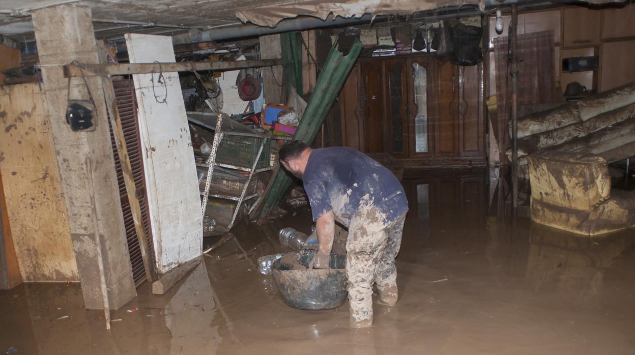 El pasado jueves algunos vecinos seguían achicando agua de sus domicilios