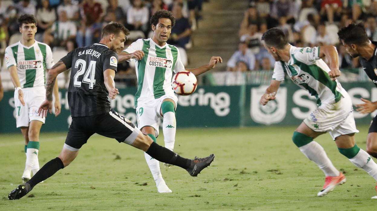 Quim Araujo intenta dar un pase durante el derbi andaluz contra la UD Almería