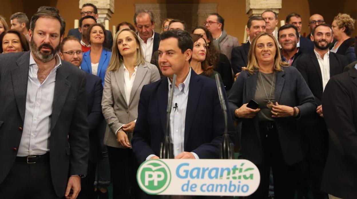 Moreno, en el centro, presidiendo la foto de familia de los candidatos del PP