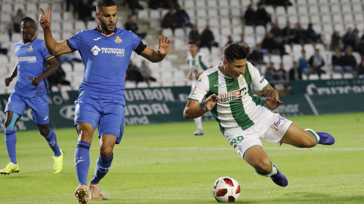 Expósito cae en una acción del Córdoba CF-Getafe CF de este miércoles en El Arcángel