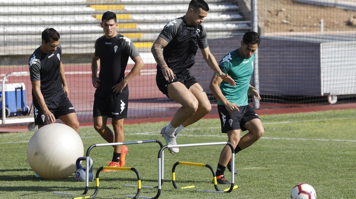 Jaime Romero salta un obstáculo en el entrenamiento del Córdoba CF